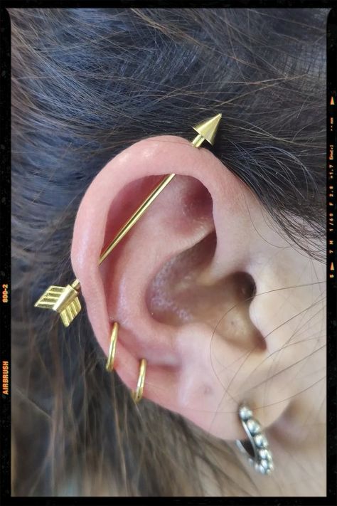 Industrial arrow piercing - Aesthetic Piercing Arrow Piercing Ears, Arrow Ear Piercing, Arrow Industrial Piercing, Piercings Oreja Industrial, Ear Piercing Ideas With Industrial, Industrial Piercing Ideas, Arrow Piercing, Ear Piercing Combinations, Piercing Industrial