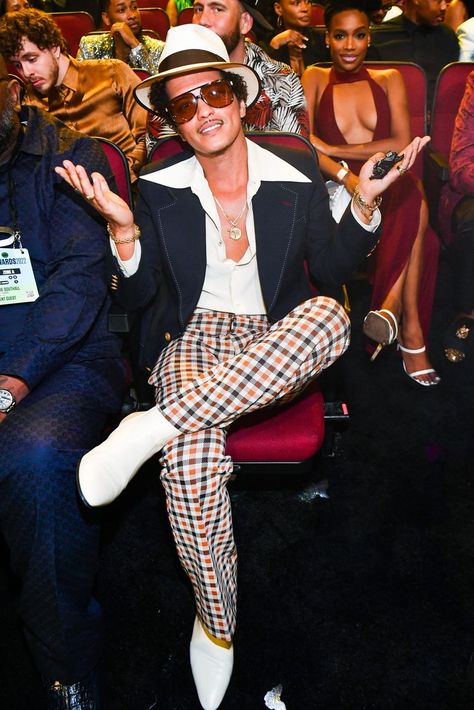 Bruno Mars's '70s Style is a Celebration of Short King Summer Disco Outfit Men, 70s Fashion Men, Short King, Party Outfit Men, Disco Glam, 70s Men, Outfits 70s, 70s Inspired Fashion, White Dress Shoes