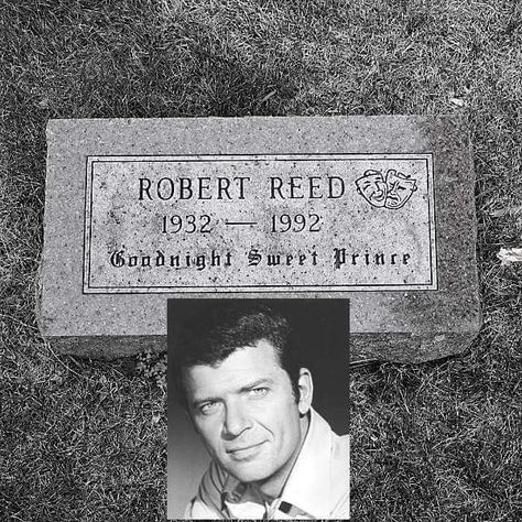 Robert Reed the brady bunch dad Mike Brady Famous Gravesites, Robert Reed, Titanic Artifacts, Famous Tombstones, Peace In The Valley, Grave Monuments, Hiv Positive, Grave Stones, Cemetery Headstones