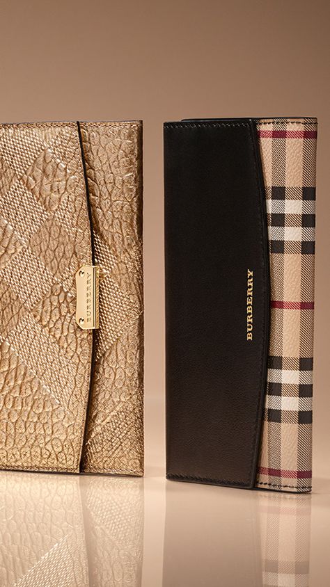 Burberry Clutch Bag, Christmas Handbags, Zapatillas Louis Vuitton, Burberry Gifts, 16 Birthday, Bowling Bags, Handmade Handbags, Burberry Handbags, Prada Handbags