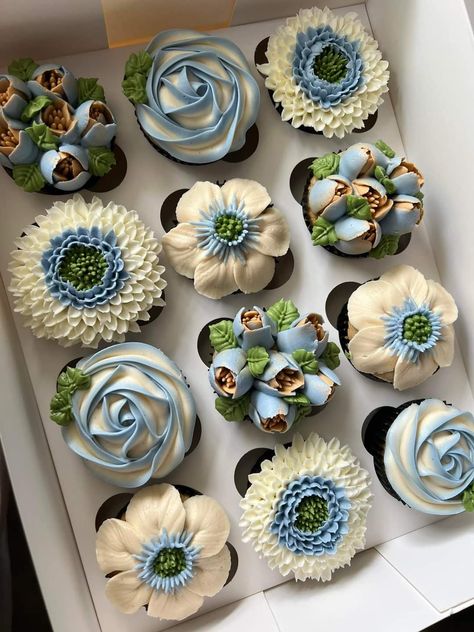 Cupcake Plating Ideas, Mini Tiered Cakes, Spring Cupcake Ideas, Pastry Chocolate, Spring Cupcakes, Birthday Cake Decorating Ideas, Cupcake Decorating Tips, Pretty Cupcakes, Cupcake Cake Designs