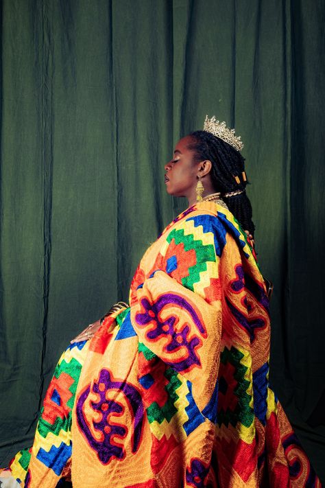 Tosinger as Queen Yaa Asantewaa -- Happy Independence Day to my second country ☺️ Ghana and the first African country to sever British colonial ties 🇬🇭 Photo from #We3Queens project - Queen Yaa Asantewaa, protector of the golden stool 📸: Zhenya Townley Yaa Asantewaa, Ghana Culture, Celebration Art, Warrior Queen, African Countries, Milan Design Week, Happy Independence, I Am A Queen, Happy Independence Day