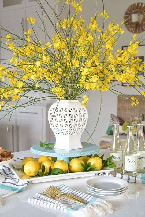 Gorgeous spring centerpiece with lemons and forsythia Flower Tips, Diy Frühling, Lemon Kitchen Decor, Lemon Kitchen, Spring Brunch, Spring Centerpiece, Lemon Decor, Decorations Table, Mantel Decor