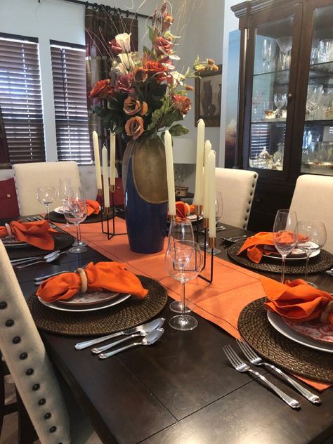 Mahogany Dining Table Decor, Apartment Thanksgiving, Table Settings Simple, Setting Thanksgiving Table, Table Decorations Thanksgiving, Thanksgiving Table Design, Table Setting Thanksgiving, Thanksgiving Table Ideas, Simple Thanksgiving Table Decor