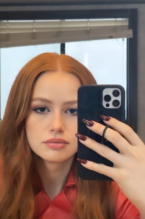 ℳ𝒶𝒹𝓈 ❣︎ (Calidad agregada) Madelaine Petsch Nails, Cheryl Blossom Nails, Madelaine Petsch, Betty Cooper, Cheryl Blossom, Ginger Hair, Bobby Brown, Millie Bobby Brown, Riverdale