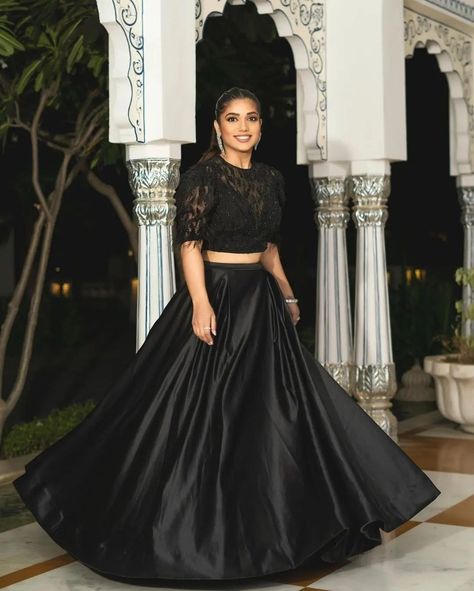 Gold Indian Outfit, Skirt And Top Indian, Long Black Skirt Outfit, Mahima Mahajan, Black Skirt Outfits, Indo Western Dress, Indian Dresses Traditional, Designer Outfits, Crop Top Skirt