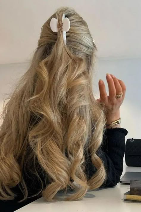 Claw Clip Half-Up Wavy Hairstyle Layered Haircuts For Women Long, Shorter Layered Haircuts, Shoulder Length Hair Cuts With Layers, Long Hair Layers, Balayage Blonde Hair, Hairstyles For All Hair Types, Cabello Afro Natural, Layered Haircuts For Women, Hair Cuts With Layers