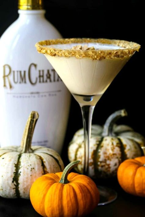 Pumpkin Liquor, Cheesecake Martini, Pumpkin Martini Recipe, Crazy Cocktails, Rumchata Drinks, Craft Drinks, Holiday Shots, Pumpkin Martini, Rumchata Recipes