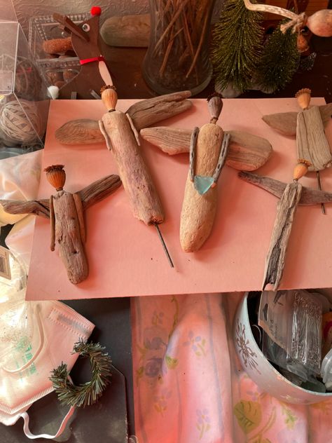 Drift Wood Ideas Diy Projects, Driftwood Angels, Driftwood Christmas Decorations, Nature Crafting, Angel Ideas, Driftwood Christmas, Driftwood Christmas Tree, Christmas Angel Crafts, Diy Angels