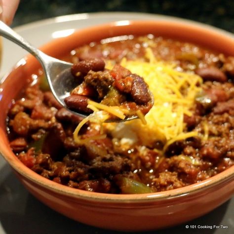 A wonderful tasty chili recipe made crock pot easy. A great hardy everyday meal but good enough for that Superbowl party. Chili Recipe Crock Pot, Small Crockpot Recipes, Crock Pot Easy, Mini Crockpot Recipes, Crock Pot Chili, Delicious Chili Recipe, How To Cook Chili, Beef Chili Recipe, Chili Recipe Crockpot