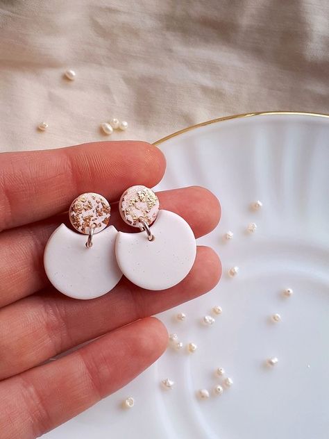 White Clay Earrings, Diy Beaded Jewelry, Polymer Clay Flower Jewelry, Diy Earrings Polymer Clay, Polymer Clay Jewelry Tutorials, Handmade Clay Jewelry, Polymer Clay Jewelry Diy, Light Earrings, Polymer Crafts