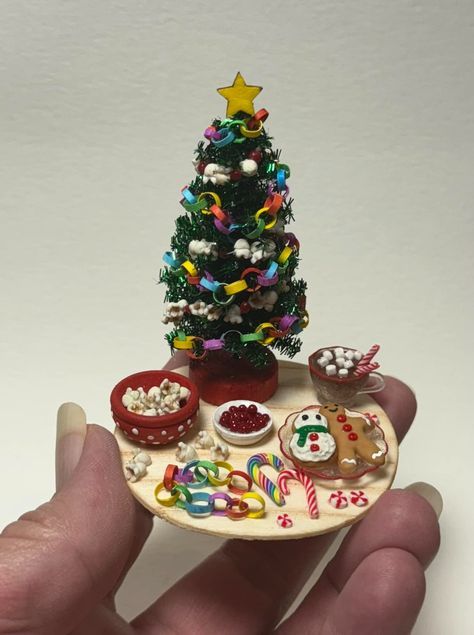 Miniature holiday Mini Verse, Miniature Table, Christmas Miniatures, Dollhouse Diy, Miniature Bakery, Christmas Barbie, Dollhouse Miniatures Diy, Christmas Clay, Polymer Clay Christmas