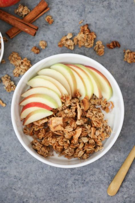 Cinnamon Granola Recipe, Almond Granola Recipe, Coconut Granola Recipe, Vanilla Almond Granola, Yoghurt Bowl, Cinnamon Granola, Old Fashioned Oats, Apple And Cinnamon, Roasted Apples