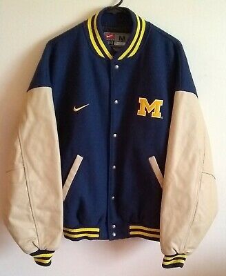 College Letterman Jacket, Varsity Outfit, Bday Pictures, College Jackets, Team Jackets, Task To Do, Varsity Jackets, Style 2023, Apparel Brand