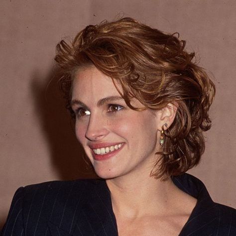 Julia Roberts Curly Hair, Julia Roberts Hair, Hair Ideas Haircuts, Side Ponytails, Side Bun Hairstyles, Natural Curly Hair Cuts, Bob Haircut Curly, Hair Inspiration Short, Latest Hair