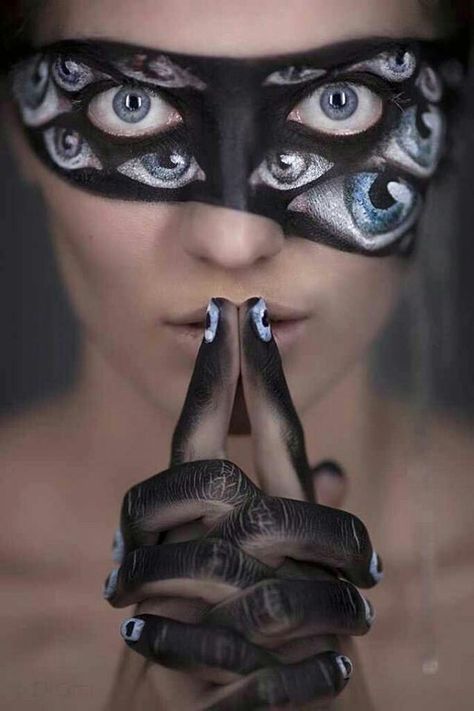 An eye mask — not the soothing kind. | 33 Totally Creepy Makeup Looks To Try This Halloween Halloween Pauroso, Unique Halloween Makeup, Halloween Costumes Women Creative, Makeup Zombie, Halloween Makeup Clown, Halloween Gesicht, Halloweenský Makeup, Halloween Make-up Looks, Creepy Makeup