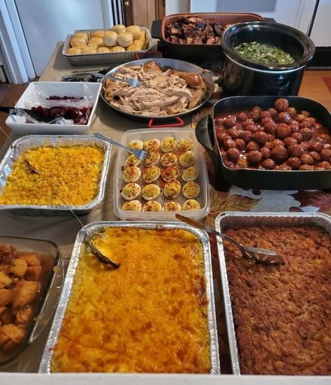 Christmas Dinner Ideas Soul Food, Soul Food Wedding Buffet, Food For A Lot Of People, Black Cookout Aesthetic Food, Christmas Party Food Buffet Dinners, Soul Food Party Ideas, Family Cookout Aesthetic, Food Ideas For Family Gathering, Birthday Cookout Food