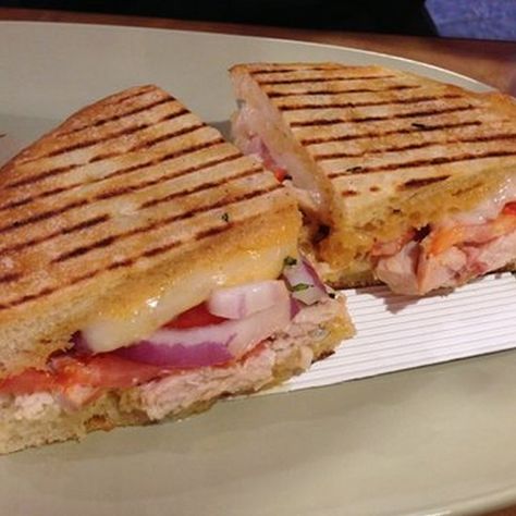 Frontega Chicken Panini - Copycat Panera Panini Party, Frontega Chicken Panini, Chicken Slowcooker, Panera Recipes, Panini Recipes Chicken, Panini Recipe, Chicken Panini, Chicken Bread, Copycat Panera