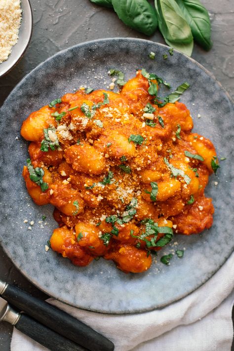 Vegan Gnocchi all arrabbiata on a plate with basil on top | Zucker&Jagdwurst Gnocchi Vegan, Vegan Gnocchi, Gnocchi Pasta, How To Cook Gnocchi, Homemade Gnocchi, Vegan Parmesan Cheese, Vegan Sauces, Vegan Parmesan, Homemade Pasta