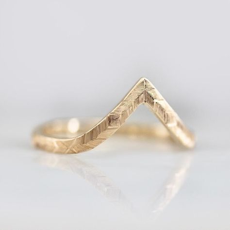 Gold Chevron Ring, Rings To Make, Midi Rings Gold, Hand Movements, Stacked Wedding Rings, Lucky Jewelry, Gold Chevron, Carved Ring, Band Design