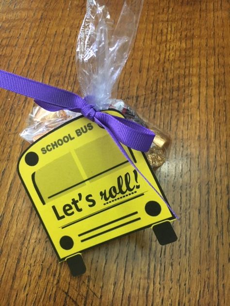 Back to school treat for teachers, kids, bus drivers, and parents! Bus Rules, Valentine School, Kids Bus, Treat Bag Toppers, Chocolate Wrapper, Valentine Treat, Treat Toppers, School Treats, Lets Roll