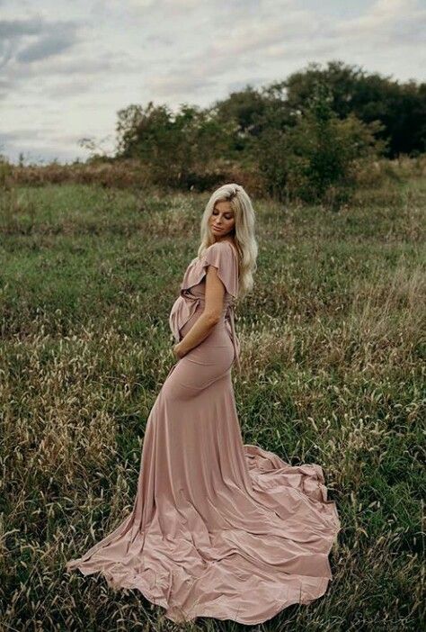 Maternity photoshoot Attire Guide, Maternity Photography Family, Maternity Dresses Photography, Maternity Photography Poses Outdoors, Maternity Photo Outfits, Maternity Photography Outdoors, Maternity Picture, Maternity Photoshoot Poses, Maternity Inspiration