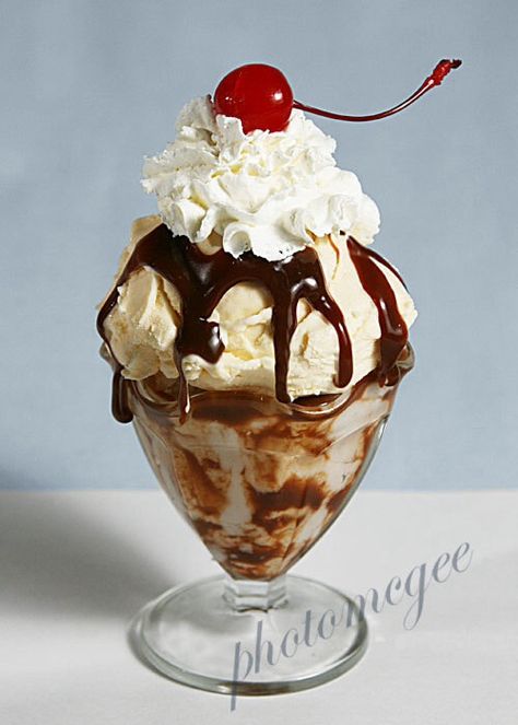 hot fudge sundae from a small town drive in. Hot Fudge Sundae, Sundae Recipes, Fudge Sundae, Ice Cream Photography, Strawberry Sundae, Ice Cream Cart, Yummy Ice Cream, Fake Bake, Sweet Snacks Recipes