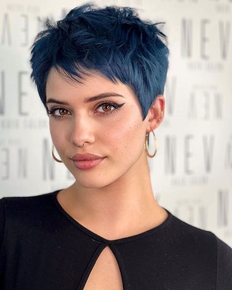 Contrast Hair, Edgy Pixie Hairstyles, Shaved Pixie, Shaggy Pixie, Pixie Cut With Bangs, Hair Brunette, Short Hair Pixie Cuts, Super Short Hair, Choppy Hair