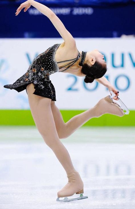 Embedded image permalink Yuna Kim James Bond, Yuna Kim, Skating Aesthetic, Kim Yuna, Body Reference Poses, Skating Outfits, Human Poses Reference, Figure Poses, Maria Sharapova