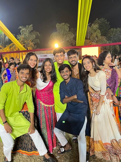 Navaratri Aesthetic Photos, Dandiya Night Pics, Navratri Group Photo Pose, Garba Pics With Friends, Navratri Photoshoot Poses, Garba Group Photo, Garba With Friends, Dandiya Poses With Friends, Aesthetic Navratri Pics