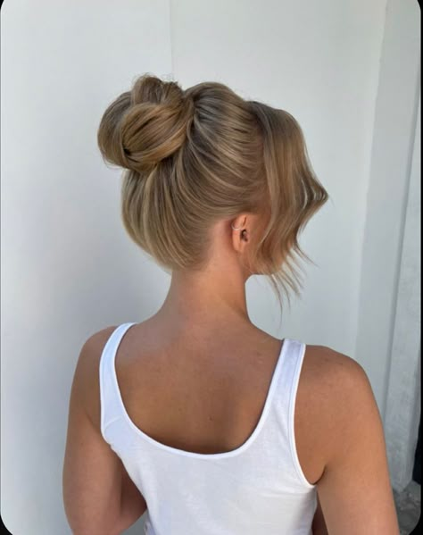 Hairstyle By Time Period, Sleek Prom Hair, High Bun Hairstyles, Formal Hairstyles For Long Hair, Simple Prom Hair, Bridesmaid Hair Makeup, Hairstyles For Layered Hair, Long Hair Wedding Styles, Peinados Fáciles Para Cabello Corto