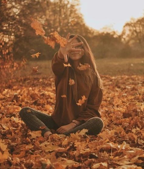 🍂 🅂🅃🄴🄿 🄸🄽🅃🄾 🄰🅄🅃🅄🄼🄽 🍂 on Instagram: “Hope you're all having a fab weekend!! 🧡🍂 📷 Pinterest #autumniscoming #autumncountdown #autumncoffee #autumn #fall #autumnvibes…” Portret Feminin, Fall Shoot, Fall Portraits, Rat Tail, Shotting Photo, Photographie Portrait Inspiration, Foto Tips, Fall Photoshoot, Trik Fotografi