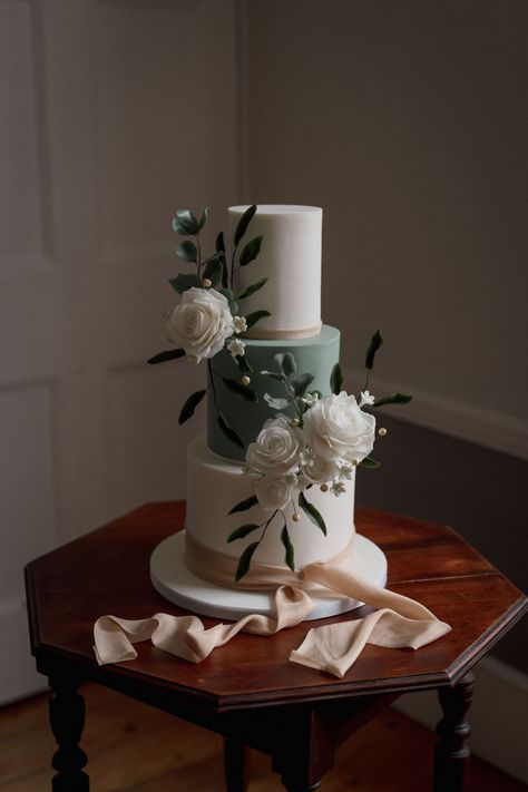 3 tier green & white wedding cake. Lyra & Moth Photography. Dark Green And White Wedding Cake, Green White Wedding Cake, Wedding Cake Green White, Dark Green Wedding Cakes, Green And White Wedding Cake, Moth Photography, Jesus Peiro Wedding Dress, Green White Wedding, Morgan Davies