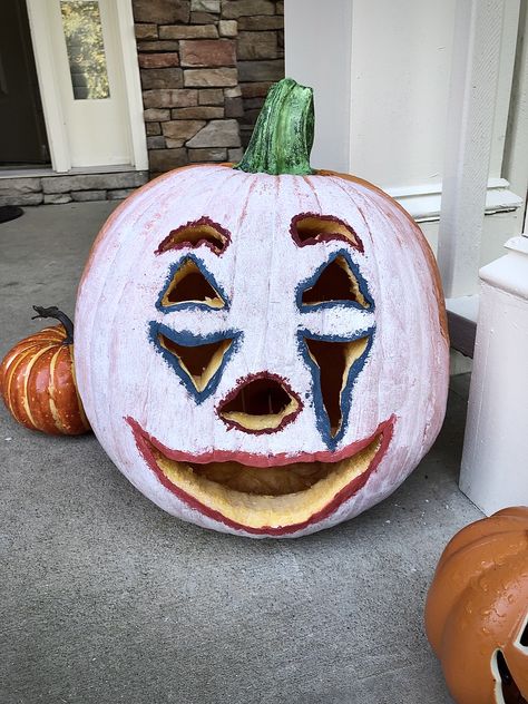 This is an easy pumpkin carving for those who want to try something new and trendy. Joker Pumpkin Carving, The Joker 2019, Joker Pumpkin, Pumpkin Inspo, Batman Villain, Halloween Canvas Art, Creative Pumpkin Painting, Joker 2019, Easy Pumpkin Carving