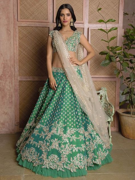 Scallop, Zigzag or Frilled: Fresh Lehenga Hemlines Got Us Drooling Embellished Long Skirt, Raw Silk Lehenga, Lehenga Style, Half Saree Designs, Pink Lehenga, Indian Lehenga, Pretty Blouses, Silk Lehenga, Lehenga Designs