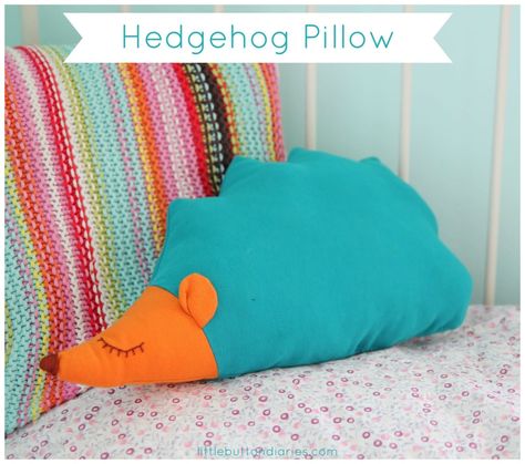 Look how totally adorable this hedgehog pillow is! This little spikey squishy friend is the cutest addition to your pillows at home! Hedgehog Pillow, Crafts For Children, Cushions Diy, Cushion Ideas, Make A Pillow, Cushion Tutorial, How To Stitch, Sewing Cushions, Sewing Projects Free