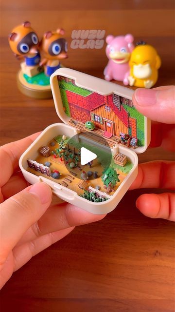 WUZU clay on Instagram: "I made a tiny Stardew Valley farm in a lens case 🐓 ⠀ ⠀ ⠀ #stardewvalley #clayart #miniature #fanart #making #gameart" Stardew Valley Diy Gift, Clay Stardew Valley, Stardew Valley Drawings, Stardew Valley Farm, Stardew Valley Farms, Stardew Valley Fanart, Miniature Clay, Scrapbook Gift, Clay Miniatures