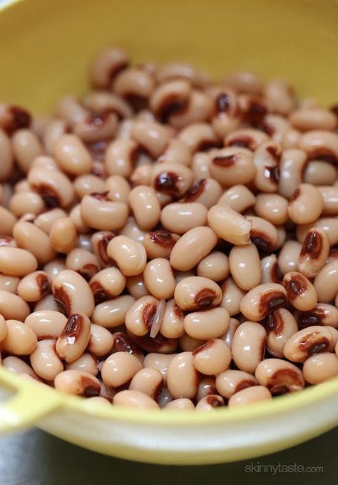 A bowl of black-eyed peas Healthy Bean Salad, Black Eyed Pea Dip, Pea Dip, Bean Salad Healthy, Blackeyed Peas, Eat For Energy, Healthy Beans, Black Eyed Pea, Amazing Appetizers