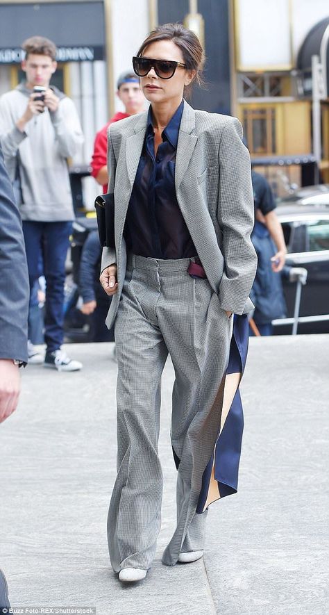 Home Style Outfit, Viktoria Beckham, Outfit Pants, Victoria Beckham Outfits, Victoria Beckham Style, Trouser Suit, Grey Suit, Fashion Moments, Navy Blue Shirts