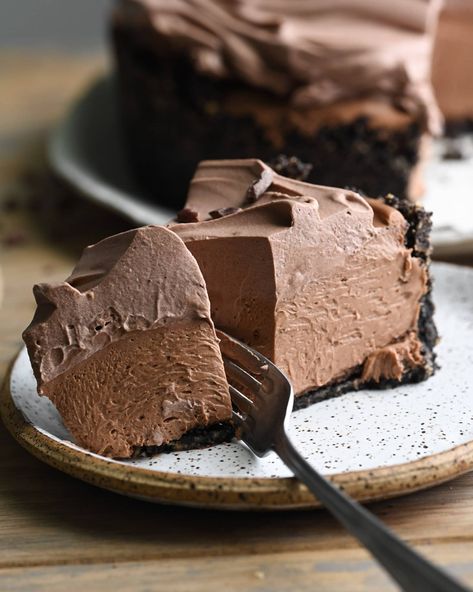 No Bake Chocolate Cheesecake Dairy Free Cake Recipe, No Bake Chocolate Cheesecake, Cookie Cake Pie, Dairy Free Cake, Layered Desserts, Chocolate Sandwich Cookies, Chocolate Sandwich, No Bake Cheesecake, Desserts To Make