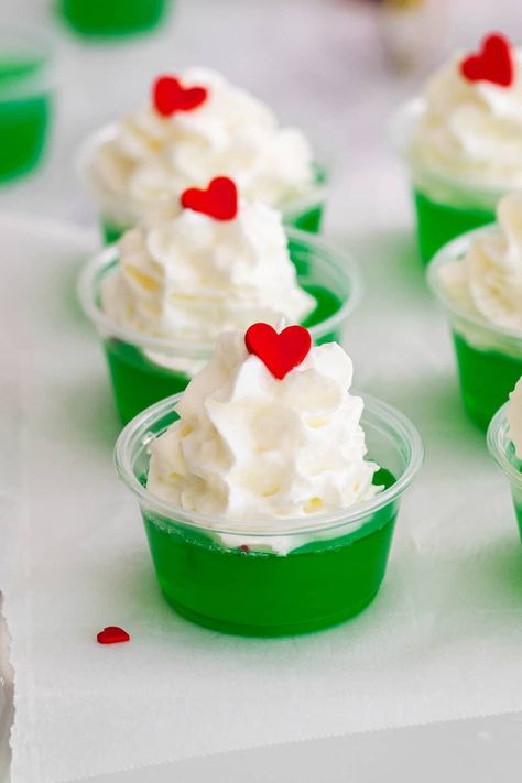 Who doesn’t love some yummy, festive jello shots?! These fun, easy to make, and delicious Grinch Jello Shots are the perfect way to get parties started. Grinch Jello Shots, Grinch Jello, Pina Colada Jello Shots, Birthday Cake Shots, Homemade Chicken Alfredo, Christmas Jello, Jello Shot Cups, Christmas Crunch, Christmas Jello Shots