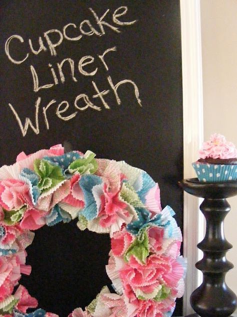 Cupcake Liner Wreath- so pretty! Muffin Liner Crafts, Cupcake Liner Crafts, Couronne Diy, Cupcake Liners, Diy Wreaths, Cupcake Party, Crafts To Try, Neat Ideas, Crafty Craft