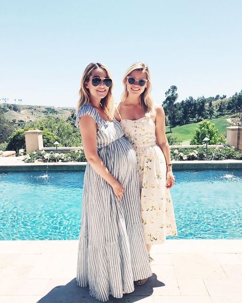 Lauren Conrad had such a dreamy poolside baby shower. Lauren Conrad Pregnant, Maternity Outfits For Baby Shower, Baby Shower Outfit Ideas For Mom, Celebrity Baby Showers, Baby Shower Outfit Ideas, Vestidos Para Baby Shower, Baby Shower Summer, Ulla Johnson Dress, Baby Shower Dress