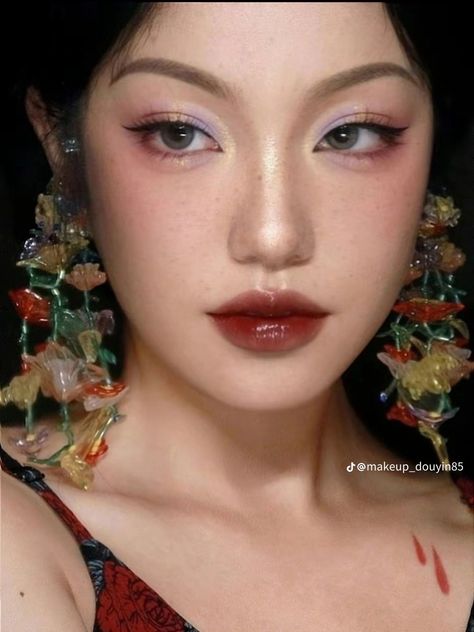 Cny Makeup Looks, Lunar New Year Makeup Look, Undereye Eyeshadow Makeup, Chinese New Year Makeup Look, Traditional Japanese Makeup, Chinese New Year Outfit Ideas, Pomegranate Makeup, Tea Party Makeup, Chinese Eye Makeup