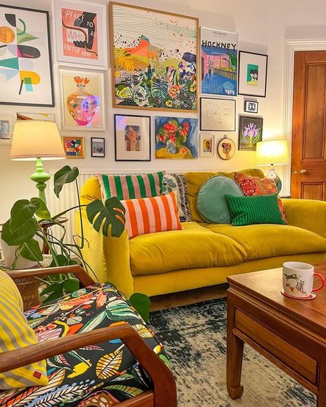 Color Blocked Living Room, Latin Living Room Decor, Bright Color Living Room Ideas, Colorful Vintage Interior, Primary Color Decor, Russo Sofa, White Walls Colorful Decor, Apartment Decorating Colorful, Colorful Minimalist Living Room