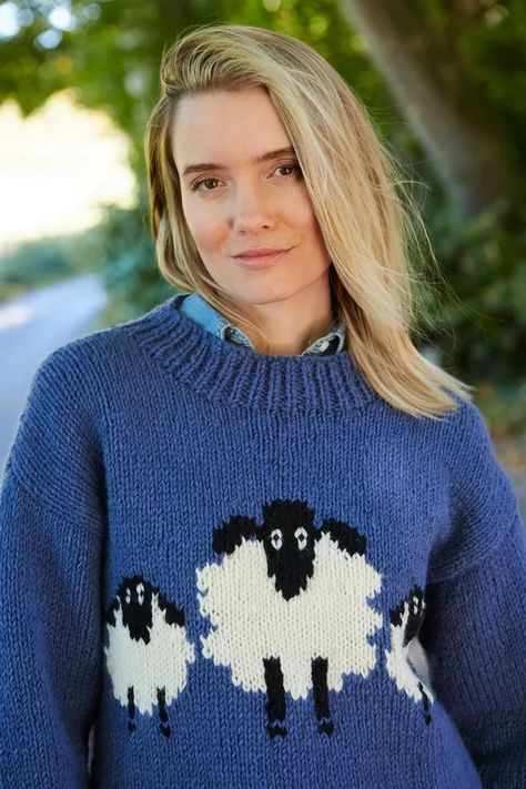 Big Sheep Sweater Sweater Women's hand knitted wool sloppy joe. Relaxed fit jumper with big sheep motif. Fair trade and handmade in Nepal. Sheep Sweater Outfit, Sheep Sweater, Welly Socks, Crochet Jumper, Jumper Knitting Pattern, Oversize Pullover, Fitted Jumper, Sloppy Joe, Knit Outerwear