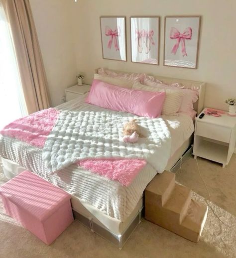 Room Inspiration Pink, Pink Bedroom Design, Girly Apartment Decor, Luxury Room Bedroom, Pink Room Decor, Classy Bedroom, Room Redesign, Girly Room, Preppy Room