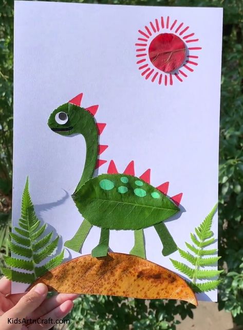 DIY Leaf Art Dinosaur Step by Step Tutorial For Kids Check more at https://www.kidsartncraft.com/dinosaur-leaf-art-tutorial/ Diy Leaf Art, Amazing Paper Craft Ideas, Perlengkapan Bayi Diy, Diy Leaf, Hand Art Kids, Art Kits For Kids, Paper Craft Ideas, Preschool Arts And Crafts, Hand Crafts For Kids