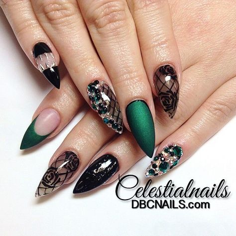 Emerald and black stiletto nails #trythisnail Nails Emerald Green, Green And White Nails, Nails Emerald, French Nails Glitter, Long White Nails, Emerald Nails, Pointy Nails, Nail Art Gel, Crazy Nails