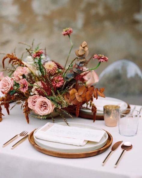 Fall Tablescape Designs Terracotta Wedding Flowers, Wedding Flowers Inspiration, Autumn Wedding Decor, Grass Centerpiece, Evergreen Flowers, Fall Wedding Tables, Terracotta Wedding, Fall Wedding Centerpieces, Fall Tablescapes